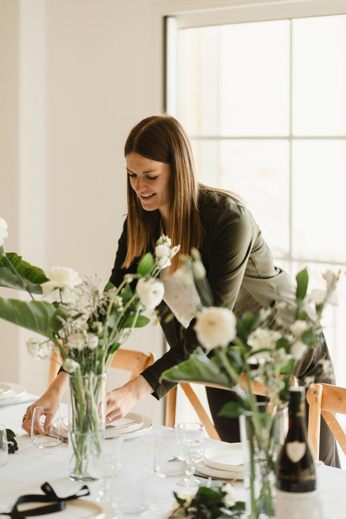 Backstage - préparatifs table mariage - Wedding planner - Mallaury Ferlay Backstage - préparatifs table mariage - Wedding planner - Mallaury Ferlay