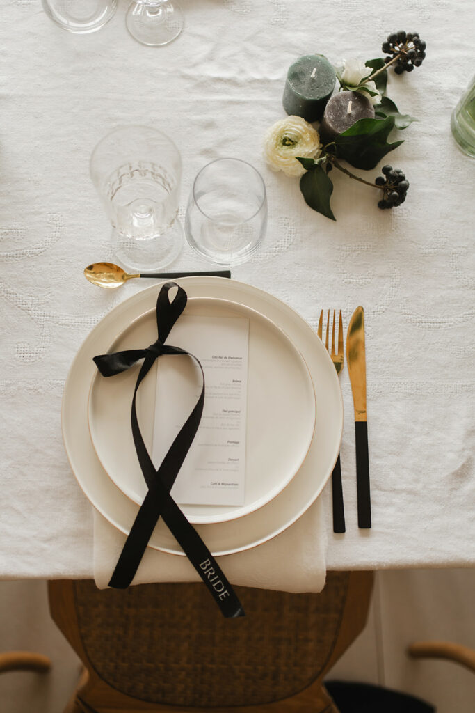 Table wedding - blanc et vert - minimaliste - mallaury ferlay Table wedding - blanc et vert - minimaliste - mallaury ferlay